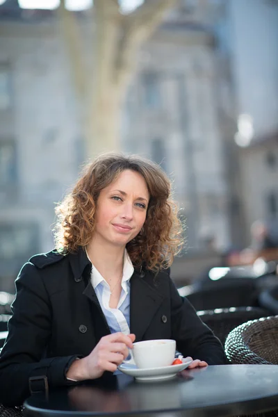 Beautiful young woman in city center — Stock Photo, Image