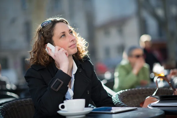 Beautiful young woman in city center — Stock Photo, Image