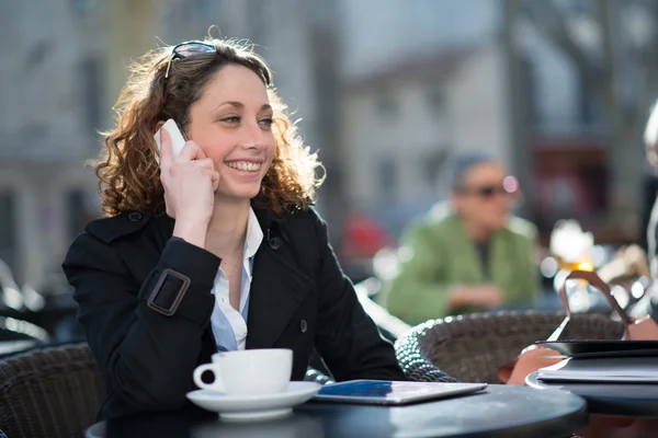 Beautiful young woman in city center — Stock Photo, Image