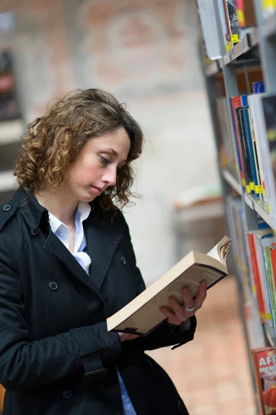 Hermosa joven en la biblioteca pública —  Fotos de Stock