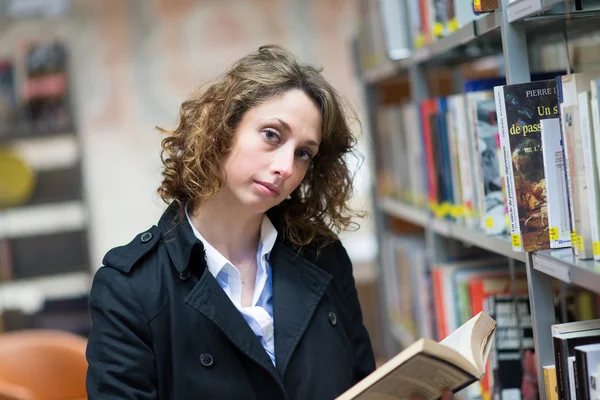 Hermosa joven en la biblioteca pública —  Fotos de Stock