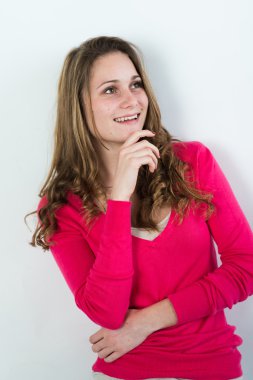 izole neşeli bir genç kadın portresi