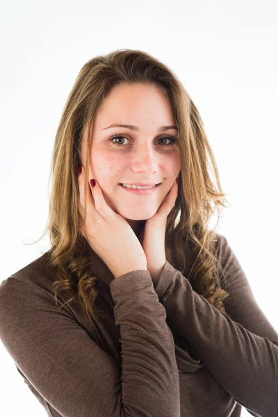 Portrait isolé d'une jeune femme joyeuse — Photo