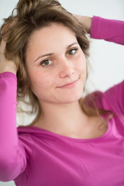 Ritratto isolato di una giovane donna allegra — Foto Stock