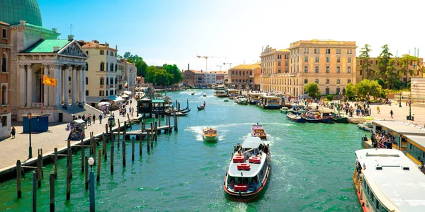 View Bridge Beautiful Venetian Canal Lots Boats Gondolas — kuvapankkivalokuva