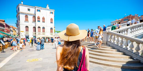 Woman Hat Walking Venice Sunny Summer Holiday Day — стоковое фото