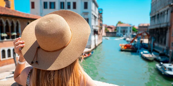 Woman Hat Standing Bridge Venice Sunny Summer Holiday Day — стоковое фото