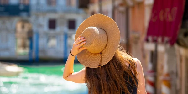 Woman Hat Standing Background Beautiful Venetian Canal — стоковое фото