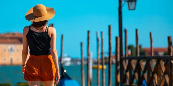 Young Woman Straw Hat Backdrop Venetian Canals — стоковое фото