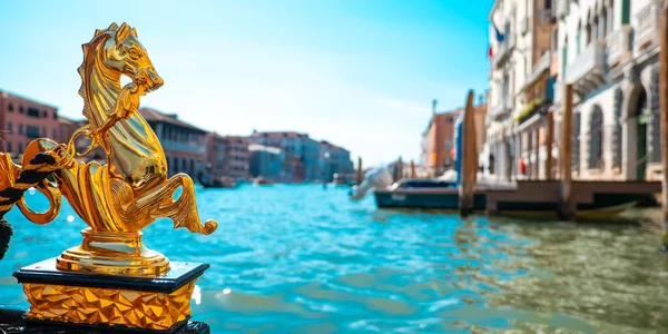 Venedik Kanallarından Geçen Gondol Görüntüsü — Stok fotoğraf