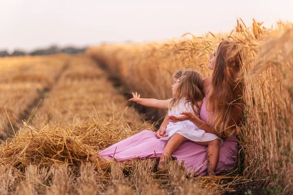 Glückliche Mutter Und Kleine Tochter Blicken Den Himmel Einem Goldenen — Stockfoto