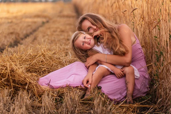 Мать Маленькая Дочь Веселятся Сидя Золотом Пшеничном Поле Молодая Женщина — стоковое фото