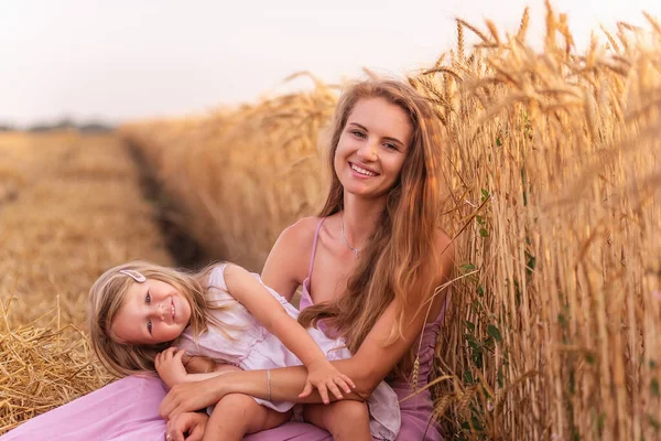 Mutter Und Kleine Tochter Haben Spaß Sitzen Goldenen Weizenfeld Eine — Stockfoto