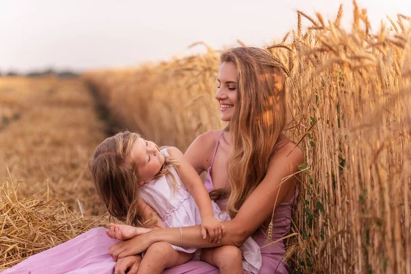 Mutter Und Kleine Tochter Haben Spaß Sitzen Goldenen Weizenfeld Eine — Stockfoto