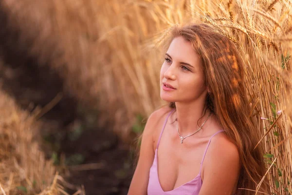 Молода Жінка Ніжній Рожевій Сукні Сидить Пшеничному Полі Дівчинка Мріє — стокове фото