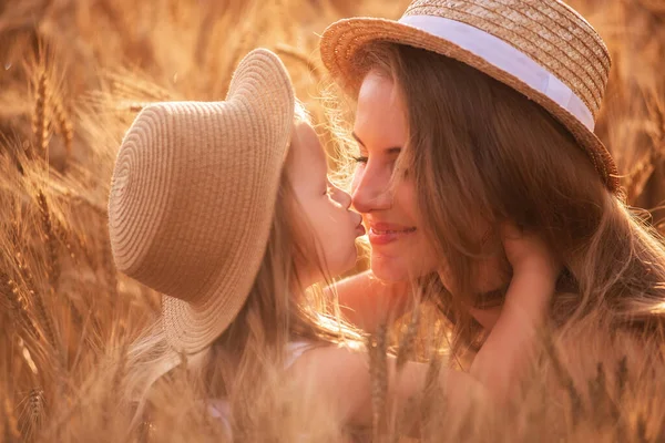 Close Portrait Mother Daughter Straw Hats Slice Wheat Field Little — Stock Photo, Image