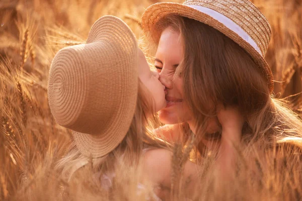 Close Portrait Mother Daughter Straw Hats Slice Wheat Field Little — Stock Photo, Image