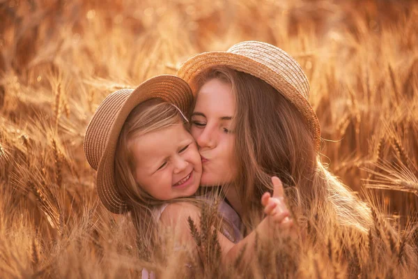 Close Portrait Mother Daughter Straw Hats Slice Wheat Field Little — Stock Photo, Image