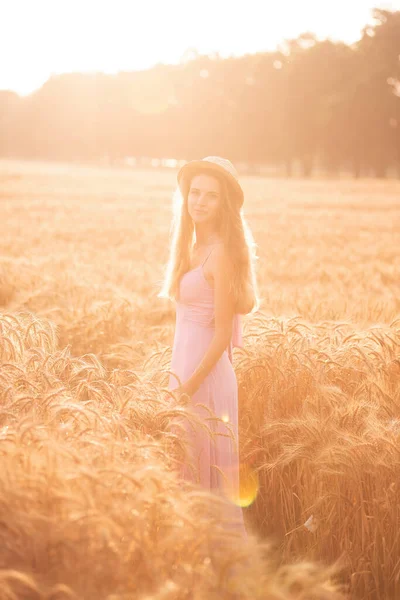 Портрет Молодої Щасливої Жінки Солом Яному Капелюсі Рожева Довга Сукня — стокове фото
