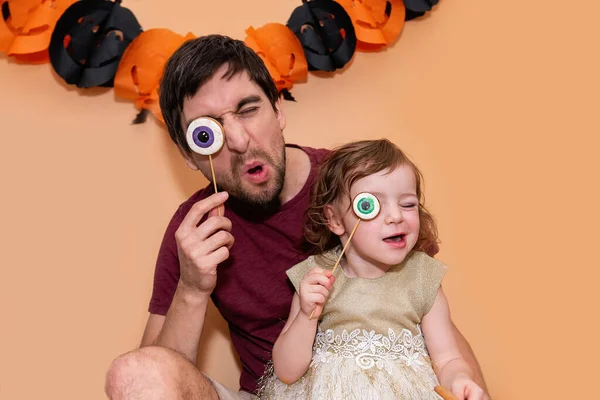 Father Daughter Fooling Gingerbread Scary Eyes Cookies Orange Isolated Background — Stock Photo, Image