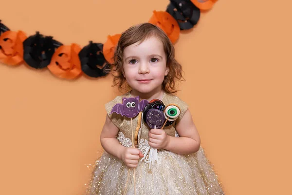 Dziewczynka Baw Się Słodyczami Halloween Ciasteczkami Piernika Nietoperza Przerażającymi Oczami — Zdjęcie stockowe