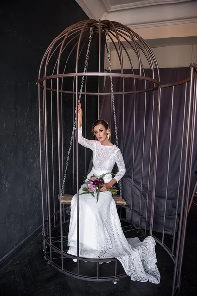 Divat Menyasszony Hinta Egy Vas Ketrecben Kukucskál Rács Mögül Madár — Stock Fotó