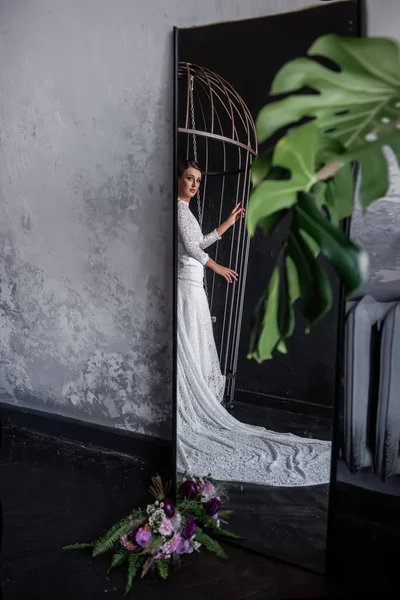 Tükröződés Menyasszony Tükrében Egy Vasketrecben Szürke Beton Háttéren Patriarchális Házasság — Stock Fotó
