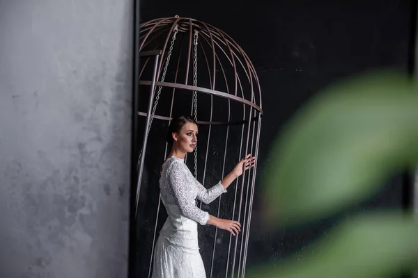 Spiegelung Spiegel Einer Braut Einem Eisernen Käfig Auf Grauem Betongrund — Stockfoto
