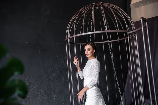 Modebraut Einem Eisernen Käfig Die Unglücklich Hinter Gittern Hervorblickt Leben — Stockfoto