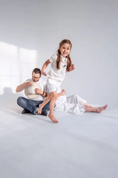 Rapariga Está Brincar Com Pai Correr Interior Minimalista Branco Família — Fotografia de Stock
