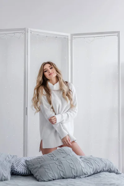 Joven Rubia Rizada Sienta Una Cama Blanca Con Una Tela — Foto de Stock