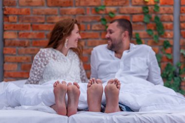 Beyazın altından iki çift milenyum kuşağını birbirine aşık olarak örttü. Yeni evliler eğleniyorlar. Sabahları açık terasın çatısında battaniyeye sarılıyorlar. Aşıklar zaman geçirir