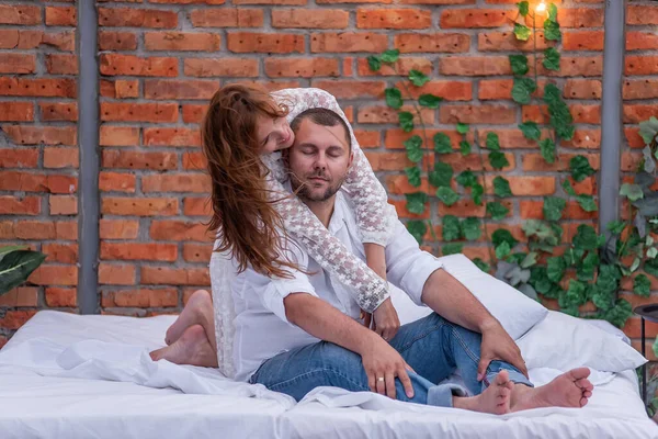 Liefdevolle Paar Millennials Zijn Knuffelen Wit Bed Tegen Achtergrond Van — Stockfoto