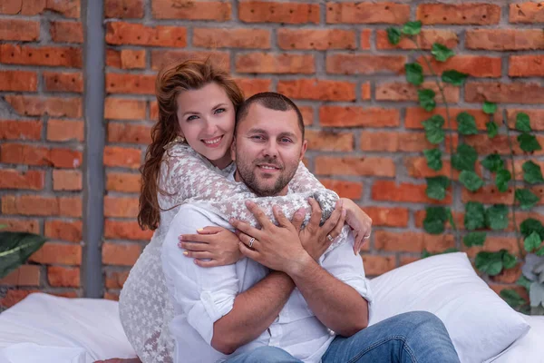 Casal Amoroso Millennials Estão Abraçando Cama Branca Contra Fundo Parede — Fotografia de Stock