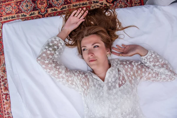 Вид Зверху Крупним Планом Портретмолодої Тисячолітньої Жінки Лежить Білому Ліжку — стокове фото