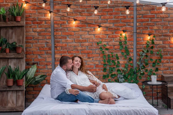 Pareja Cariñosa Millennials Abrazan Descansando Cama Blanca Contra Fondo Pared —  Fotos de Stock