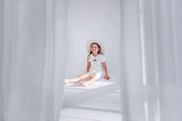 Маленькая Девочка Веселится Полу Стильной Шляпе Белом Лофте Интерьера Воздушными — стоковое фото