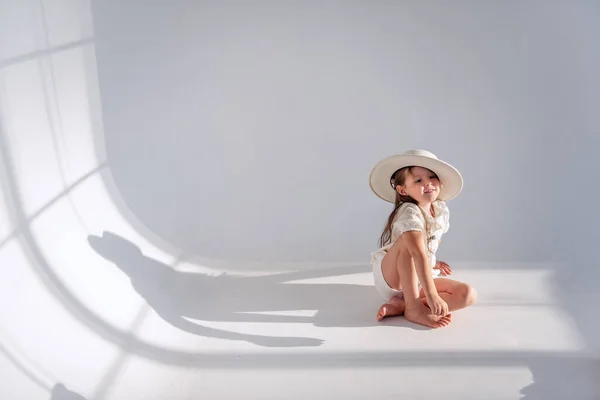Bambina Sta Divertendo Sul Pavimento Elegante Cappello Interno Loft Bianco — Foto Stock