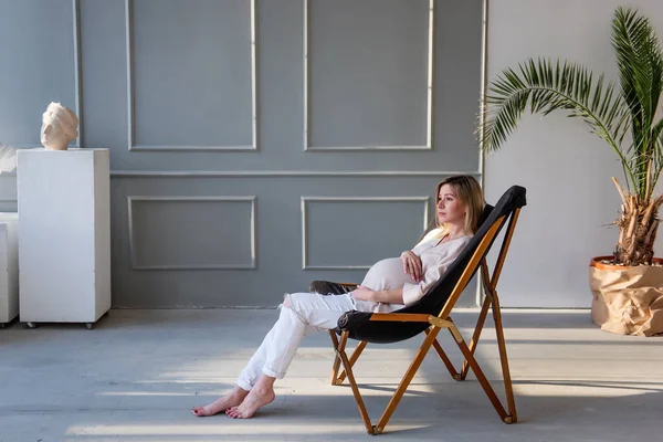 Jovem Grávida Roupas Casuais Brancas Senta Uma Cadeira Madeira Deck — Fotografia de Stock