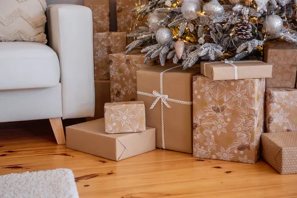 在白雪覆盖的人造圣诞树下的木制地板上 有一盒装有老式白色缎带的手工纸盒 节日的生态包装 圣诞老人送的礼物 新年惊喜包装纸 — 图库照片