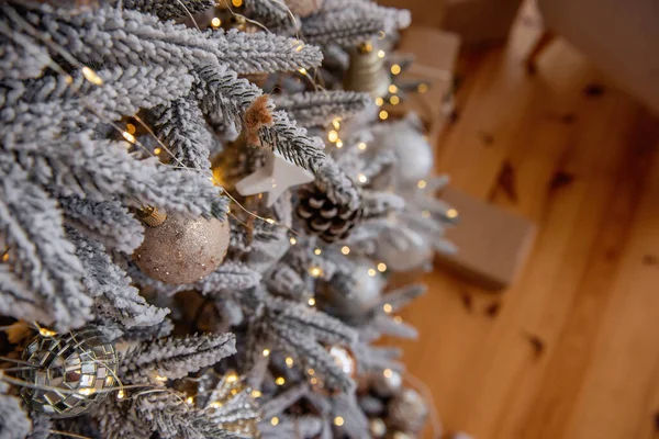 Vista Superior Árbol Navidad Cubierto Nieve Con Juguetes Moda Tarjeta — Foto de Stock