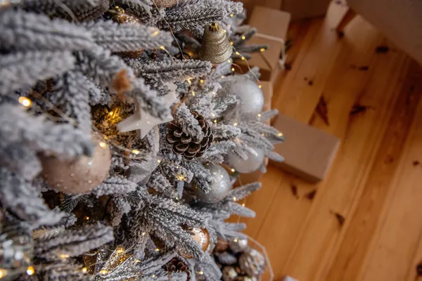 Bovenaanzicht Van Een Besneeuwde Kerstboom Met Trendy Speelgoed Nieuwjaarskaart Met — Stockfoto