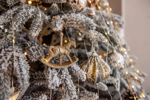 Vista Superior Árbol Navidad Cubierto Nieve Con Juguetes Moda Tarjeta — Foto de Stock