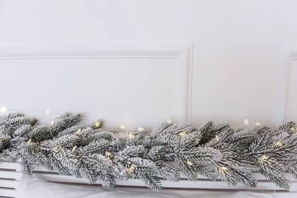 Заснеженная Ветка Рождественской Елки Белом Изголовье Гирляндами Звезд Классическое Оформление — стоковое фото