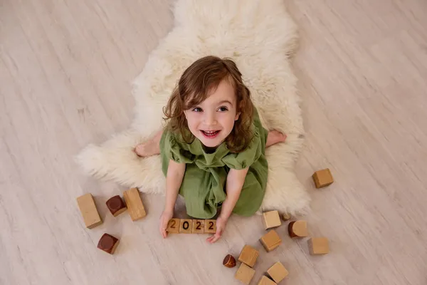 Vista Superior Chica Que Sostiene Cubos Madera Con Los Números — Foto de Stock