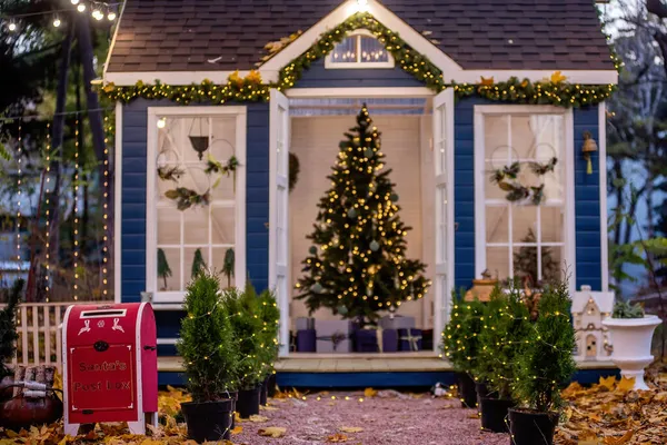 Césped Hay Una Casa Azul Madera Decorada Festivamente Árbol Navidad — Foto de Stock