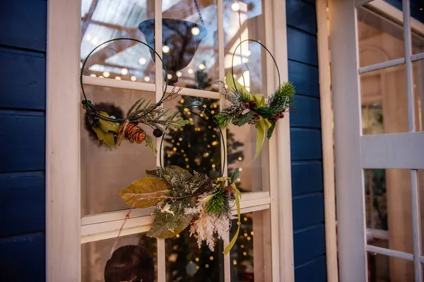 Coronas Redondas Elegantes Cuelgan Ventana Casa Azul Madera Árbol Navidad — Foto de Stock