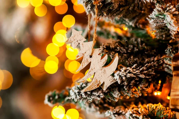 Festive 크리스마스 트리의 눈덮인 가지에는 전나무 모양의 장난감 Bokeh 배경에 — 스톡 사진