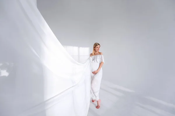 Una Mujer Embarazada Sostiene Tejido Blanco Ligero Interior Minimalista Con —  Fotos de Stock