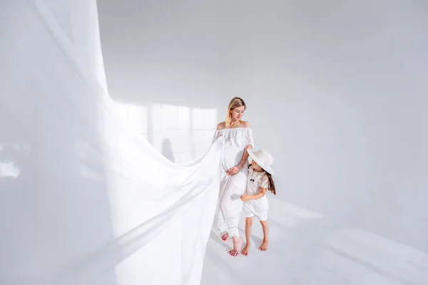 Mãe Grávida Mantém Tecido Leve Branco Interior Minimalista Com Sombras — Fotografia de Stock